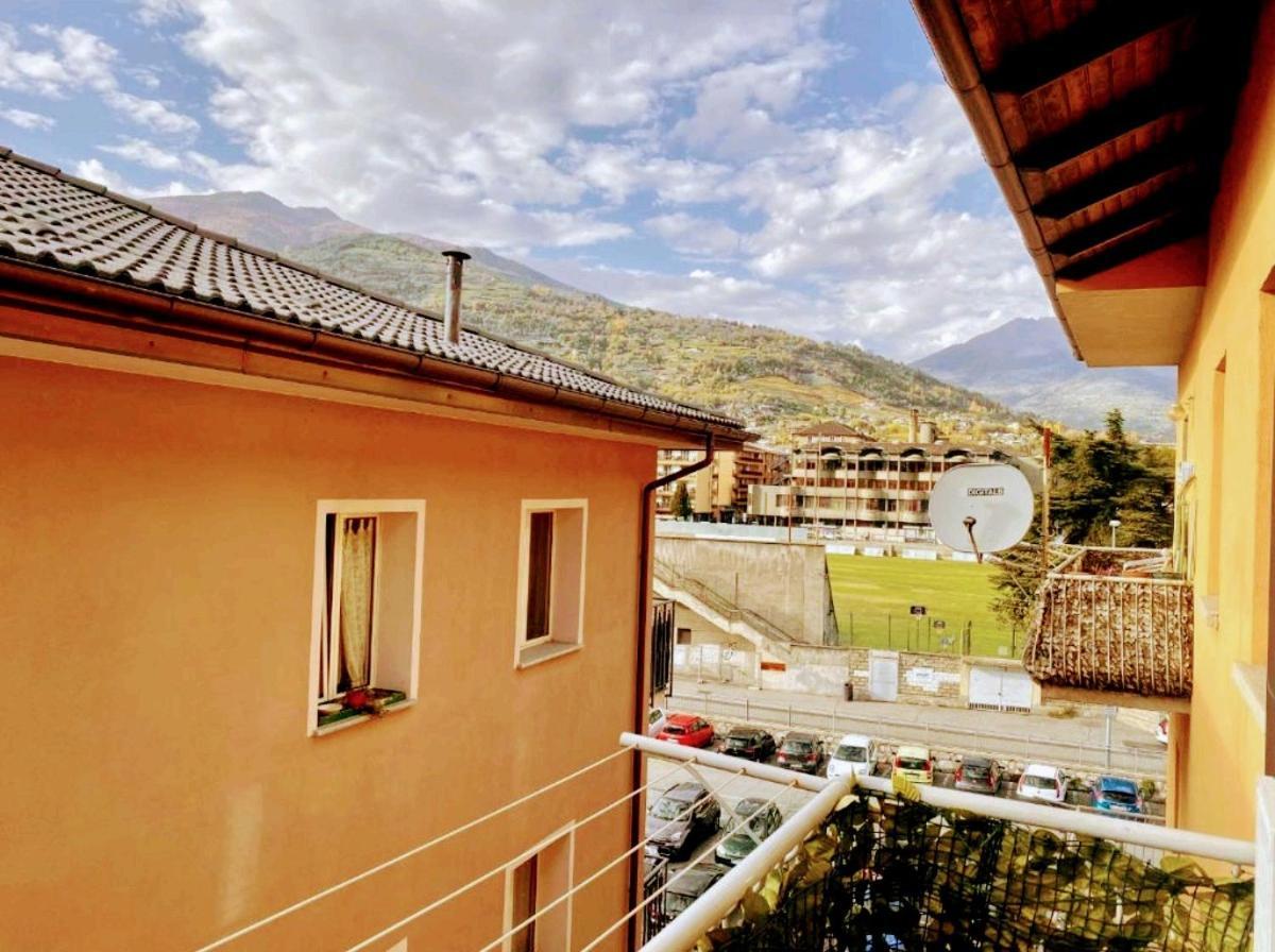 Luminosissimo Appartamento Nel Centro Di Aosta Eksteriør billede